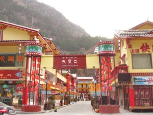 Para que nadie se pierda, esta calle es la entrada al paraíso (en la aldea de Pengfeng, donde se puede dormir cuando se visita Jiuzhaigou).