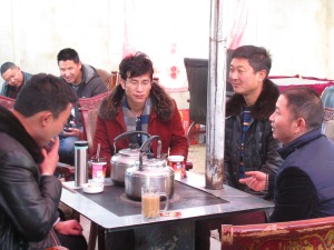 Con los lugareños en el bar. Atención a la cara de sádico que pone el de atrás.