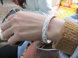 Por el módico precio de 820 yuanes (más de 100 euros) puedes tener esta preciosa pulsera de “plata” ¡que además es buena para la salud, toma ya qué chollo!