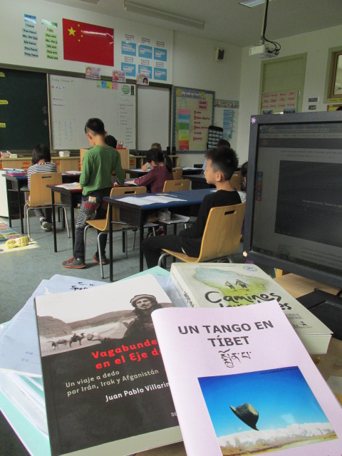 Libros de viajes sobre mi escritorio en mi trabajo actual. Todo muy normal.